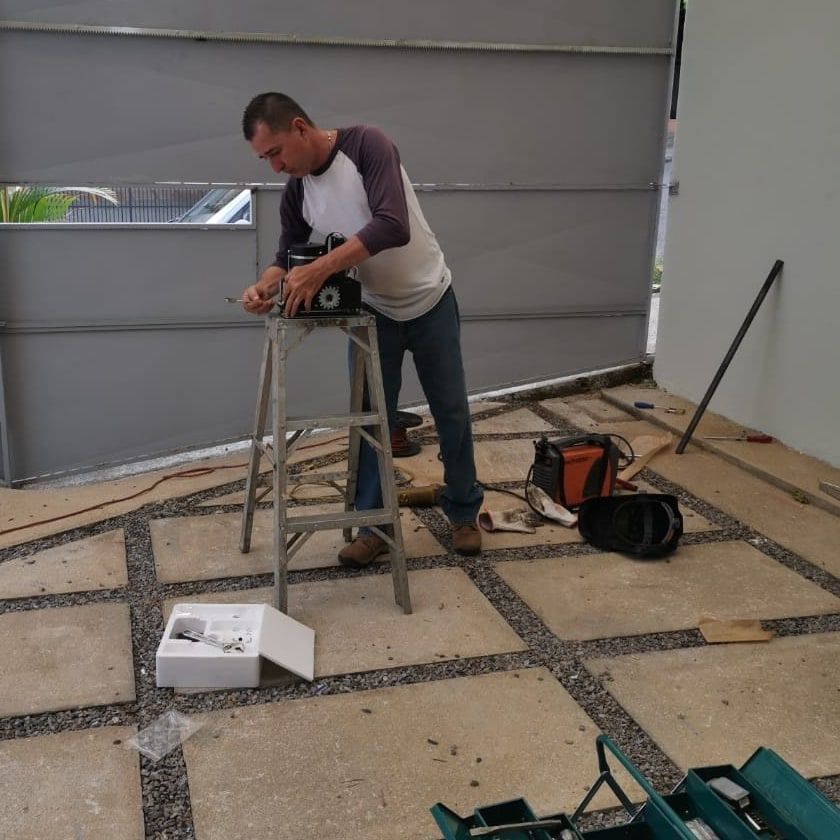Técnico de Cerrajería Arrieta preparando el motor de un portón eléctrico