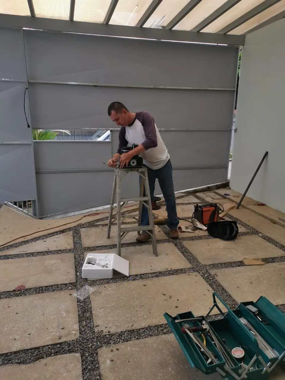 Técnico preparando el motor de un portón eléctrico