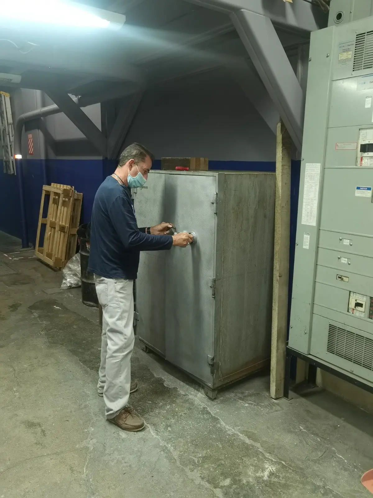 Técnico de Cerrajería Arrieta abriendo una caja fuerte de gran tamaño